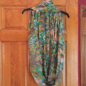 Beautiful lightweight floral infinity scarf 🌸